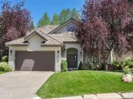 Luxury Home 300 Meters from Arrow Bahn Lift, 6 Bedrooms with 4 Kings, Game Room