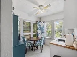 The Tarpon Flat Bright 1BR Downtown Retreat
