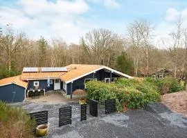 12 person holiday home in Glesborg-By Traum