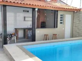 Casa térrea com piscina a 250 metros da praia