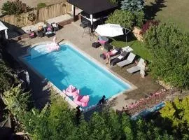 Farmhouse Retreat with Hot Tub, Pool, Horses, Games Room, Free Car Park, Only 45 min from Oxford Circus