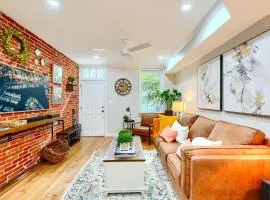 Cozy FedHill Gem plus Parking and Walk to Harbor and Stadiums