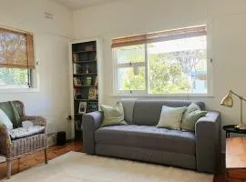 Spacious 3BR Katoomba Cottage King Bed, Fireplace, Child & Pet Friendly & Large Fully Fenced Backyard
