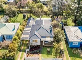 Spacious 3BR Katoomba Cottage King Bed, Fireplace, Child & Pet Friendly & Large Fully Fenced Backyard