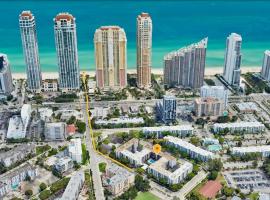 Modern 2 bedroom condo with heated pool, free parking spot at a 5 minute walk to the beach!, Hotel in Sunny Isles Beach