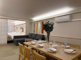 b hotel Miyajima Omotesando - Sacred Island Stay 21, alojamiento con cocina en Miyajima