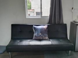 Green Salad Hostel, hôtel à Ban Thong Phlu