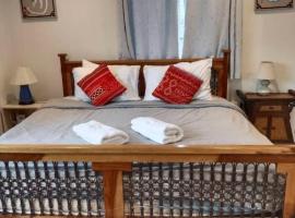 Green Salad Hostel, hotel in Ban Bang Po