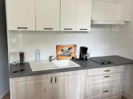 T2 Cosy, agréable fonctionnel et douillet, 1 lit 140 et un BZ , Wifi gratuit, boîte à clés, proche commerces et gare routière, linge de lit et toilette offerts à partir de 4 nuits, Hotel in Graulhet