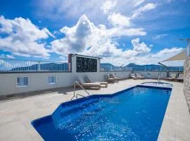 'The Sand Dollar' Central Cairns Chic with Adjacent Studio