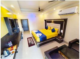 SEA VIEW from ROOFTOP And BALCONY- Beachfront Hotel - PRIVATE BEACH AREA- GARDEN - HOTEL Retreat Asish Puri: Puri şehrinde bir otoparklı otel