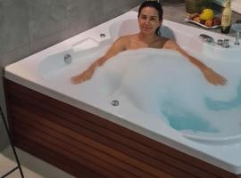 דירת נופש באכזיב עם ג'קוזי מול חוף בננה ביץ Dream Place Achziv, khách sạn ở Nahariyya