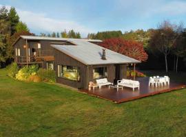 Stunning panoramic Lakeview , spa pool & privacy, ξενοδοχείο σε Taupo