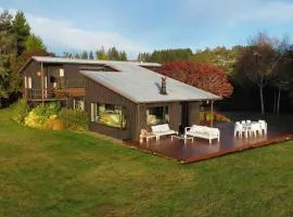 Stunning panoramic Lakeview , spa pool & privacy