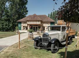 Logis H&ocirc;tel-Restaurant Domaine de Montecristo et G&icirc;te l'&Eacute;vasion Dant&egrave;s，Bourguignons的有停車位的飯店
