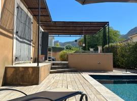 House with a view of Luberon and a pool, hotel in Maubec