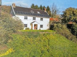 Beautiful farmhouse on a hill, hotel in Sandford