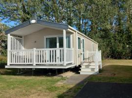 Edinburgh Seaside Retreat - Haven Seton Sands, Port Seton, pet-friendly hotel in Port Seton