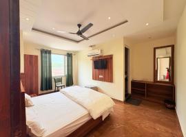 Hotel Hitam Rishikesh 2Min Walk to Bhootnath Temple & Parmarth Niketan, hotel in Rishīkesh