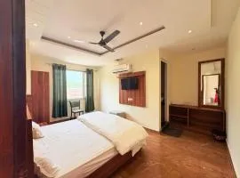 Hotel Hitam Rishikesh 2Min Walk to Bhootnath Temple & Parmarth Niketan