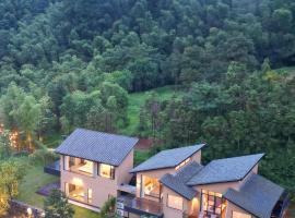 Yunye Youfeng-Micro Vacation Village,Thousand-Acre Forest Vacation Property,Private Forest Villas with Pool and Courtyard,Villas,Dining and Activities,Friend,family gatherings, outdoor weddings,Ideal for Large Groups,Team Building, hôtel à Liuyang