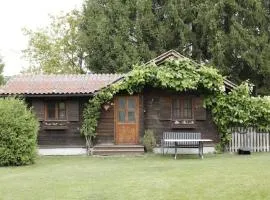 Gemütliche Blockhütte mit großem Garten