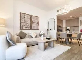 Zenith 1BR Retreat with Pool Access - Short Stroll to Yas Mall & Thrill Parks