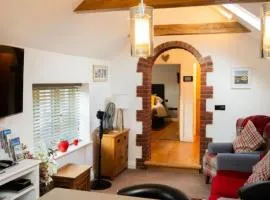 Cozy Modern 1BR Retreat in Holt with High-Speed Wi-Fi & Comfort