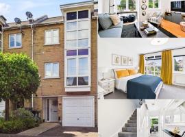 3 bed modern townhouse with self check in, sleeps 6, 35mins direct train to London Waterloo, zone 6, villa a Ewell