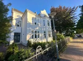 Uferresidenz - Altbau-Juwel mit Terrasse, Garten und Wasserblick