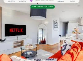Luxury Penthouse Apartment in Central Milton Keynes with Free Parking, Balcony, Self Check-In, Fast WiFi and Sky TV by Yoko Property