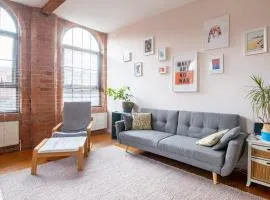 5 mins walk from centre, spacious city apt, open-plan