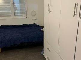 חדר בפתח תקווה - dannys place, homestay in Petach Tikwa