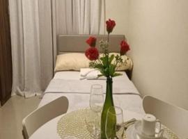 Ocean Breeze Condo in Lapu-Lapu - Private Room with Balcony, hotel en Suba