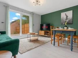 Welcoming House - Walking distance to Town Centre - Sleeps 5 - Free Parking, Self-Check-In, Fast WiFi and Smart TV by Yoko Property