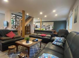 Roz Avel gîte lumineux avec sauna et baby foot, дом у озера в аренду в городе Caurel