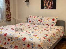 Rewadee House, acomoda&ccedil;&atilde;o com cozinha em Nonthaburi