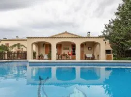 Casa rural amb piscina i jardí