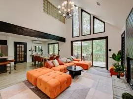 4 BR Lakeside House in Woods