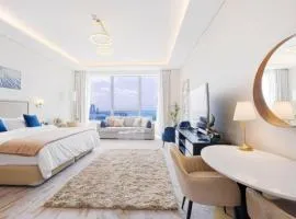 Sky-High Elegant Suite at Palm Tower