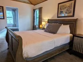 Pine Lodge w King TT Beds Hot Tub Deck Grill