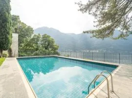 Lakefront apartment with a view, parking and swimming pool
