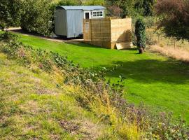 Shepherds hut with Hot Tub pet friendly, campeggio di lusso a Weymouth