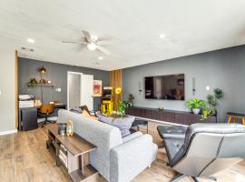 Spacious Family Home, 5 Mi to Galleria Dallas!, hôtel à Carrollton