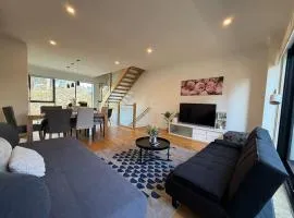 Modern Port Melbourne 3b3b Townhouse and Parking