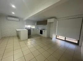Sunnybank Hills Home - Near Shopping & Dining