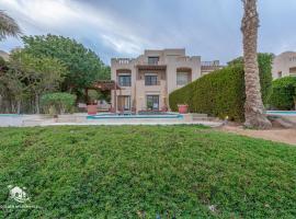 Stylish 4-Bedroom Villa with a Pool & Lagoon Access, hotel a Banī Ghālib