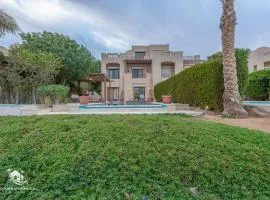 Stylish 4-Bedroom Villa with a Pool & Lagoon Access