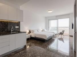 House close to airport, hotel in El Prat de Llobregat