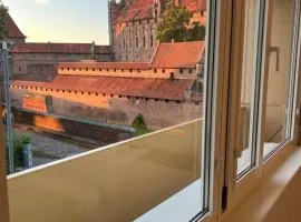 10 METRÓW OD ZAMKU Malbork